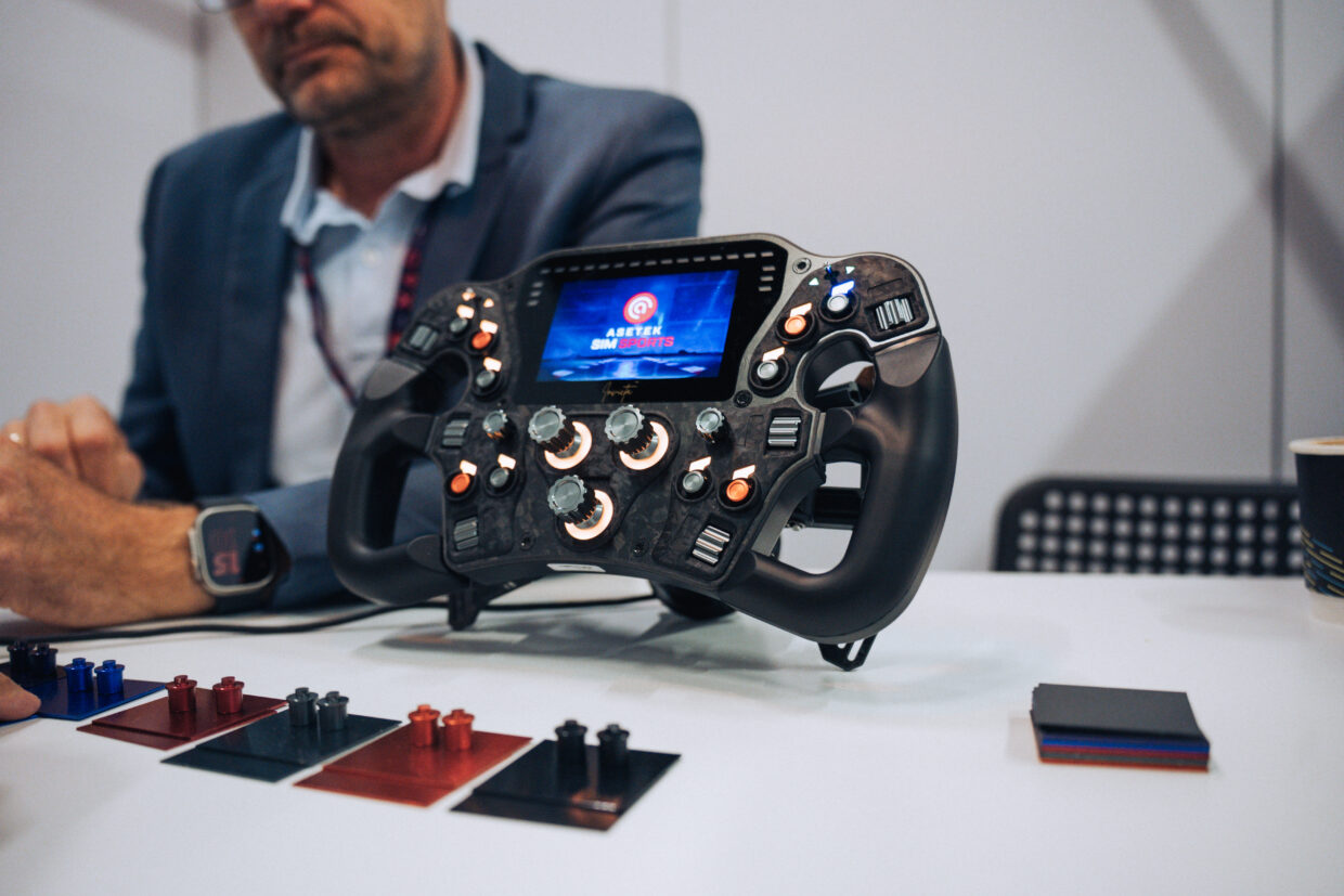 Invicta steering wheel van Asetek SimSports