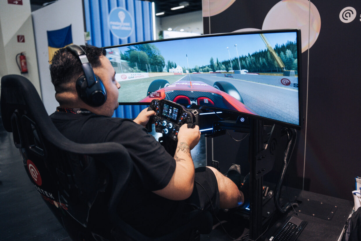 Invicta Stuurwiel door Asetek SimSports op Gamescom 2