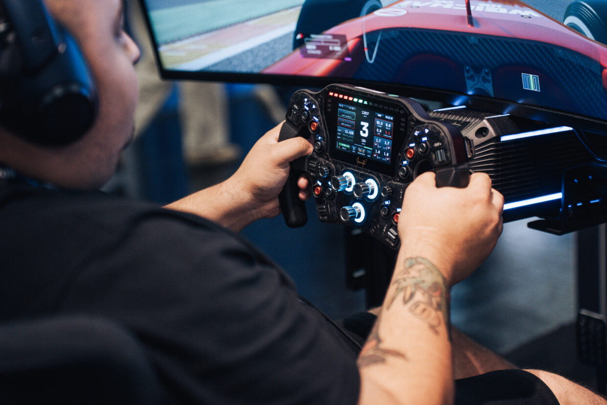 Invicta Stuurwiel door Asetek SimSports op Gamescom 1