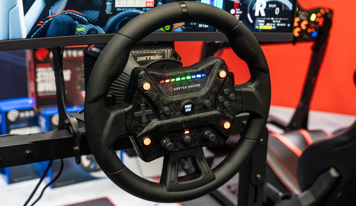 Asetek Simsports op Gamescom 2025 met hun Initium Stuurwiel