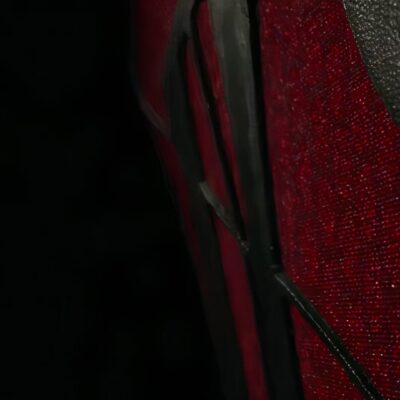 Close-up view van het nieuwe Spider-Man pak in Brand New Day